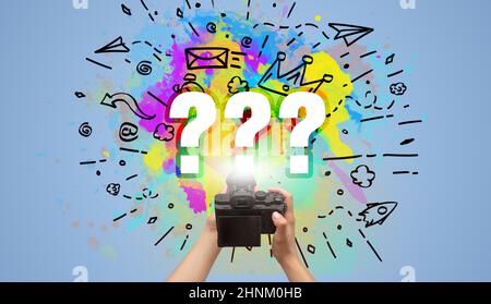 Nahaufnahme einer Digitalkamera mit Handgriff und abstrakter Zeichnung Stockfoto