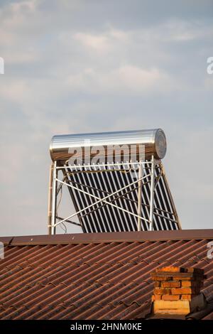 Solarwarmwasserbereiter auf dem Dach Stockfoto