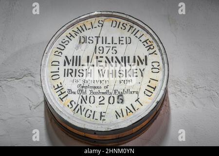 Millennium Irish Whiskey-Schild in der Old Bushmills Distillery auf Holzfass Stockfoto