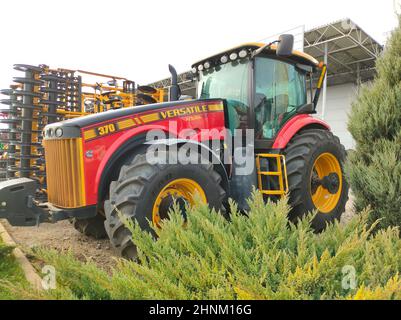 Kiew, Ukraine - 16. Juni 2020: Die bunten Traktoren auf der Straße in Kiew, Ukraine Stockfoto