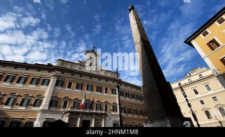 Fassade des Palazzo Montecitorio in Rom, Sitz der italienischen Abgeordnetenkammer an einem sonnigen Tag. Stockfoto