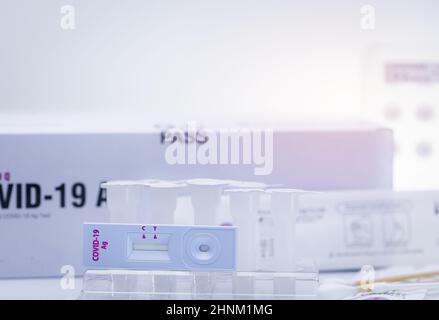 Covid 19-Antigen-Selbsttest für Nasenabstrich. Antigen-Test-Kit für den Heimgebrauch zum Nachweis einer Coronavirus-Infektion. Schneller Antigentest. Corona-Virus-Diagnose. Medizinisches Gerät für den Covid-19-Antigentest. Stockfoto