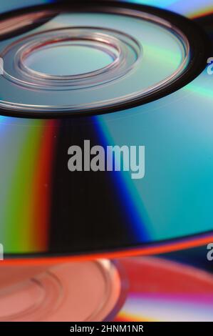 CDs und DVDs auf weißem Hintergrund Stockfoto