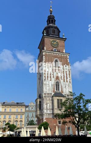 Rathausturm auf dem Hauptmarkt in krakau in polen auf blauem Himmel Hintergrund Stockfoto