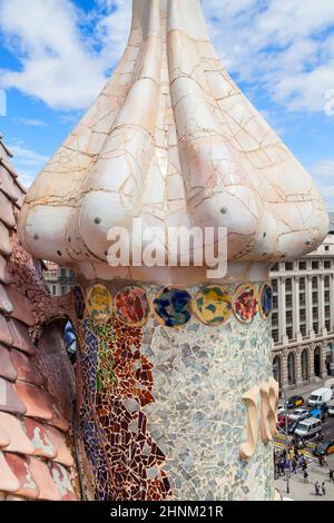 Casa Batllo, Hausdach, Kamine mit Keramikmosaik, Barcelona, Spanien Stockfoto