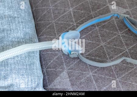 CPAP-Maske gegen obstruktive Schlafapnoe hilft Patienten Atemschutzmaske Kopfbedeckung Clip für Nase und Rachen Atemmedikamente mit cpap-Maschine gegen Schnarchen und Schlafstörungen leichter atmen Stockfoto