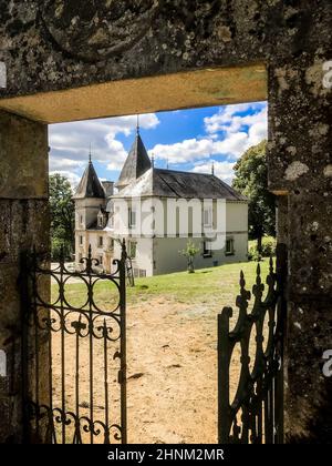 Altes Schloss und Feld rund um den See von Vassiviere Stockfoto