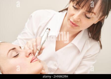 Dauerhaftes Make-up. Schönheitskurprozedur. Junge Frau. Gesichtstattoo Stockfoto