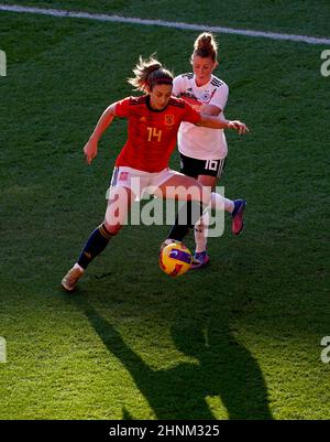 Die spanische Alexia Putellas (links) und die deutsche Linda Dallmann kämpfen beim Spiel des Arnold Clark Cups im Riverside Stadium, Middlesborough, um den Ball. Bilddatum: Donnerstag, 17. Februar 2022. Stockfoto