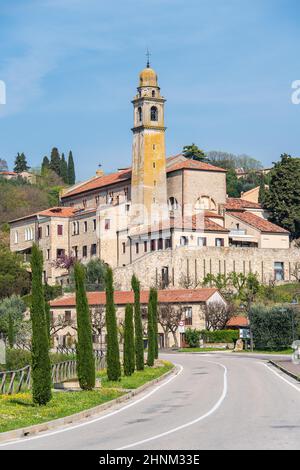 Alte Kirche im Dorf Arqua Petrarca, in Venetien Stockfoto