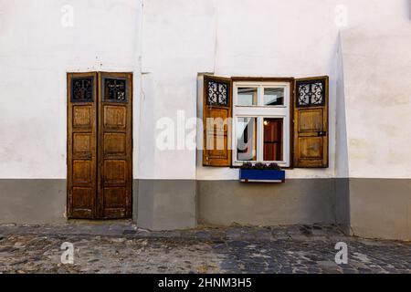 Fenster und Tür und Fassade eines Hauses in Sibiu in Rumänien Stockfoto