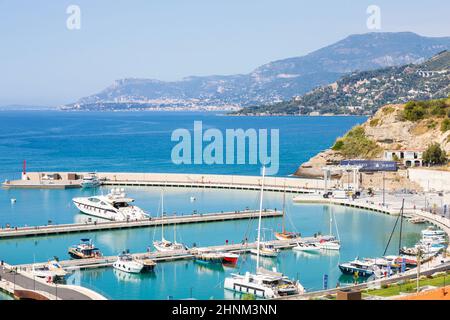 Ventimiglia, Italien - ca. August 2021: Cala del Forte ist eine exquisite, brandneue, hochmoderne Marina in Ventimiglia, Italien, nur 15 Minuten entfernt Stockfoto