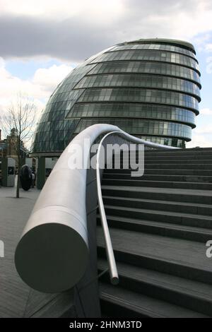 Eine Treppe führt zum Londoner Assembly-Gebäude Stockfoto