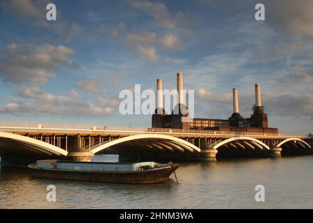 Themse mit Barge Grosvenor Rail Bridge und Battersea Power Station Stockfoto
