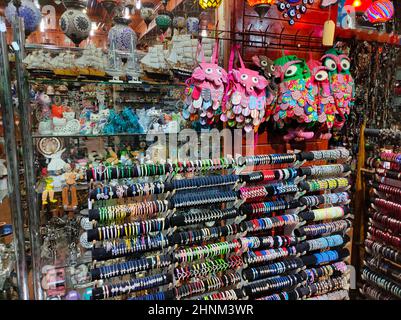 Sammlung türkischer Keramik auf dem Großen Basar in Istanbul, Türkei. Stockfoto