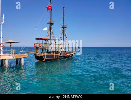 Bucht im mittelmeer mit alter Yacht und lustiger Sonne in der Kekova. Türkei. Stockfoto