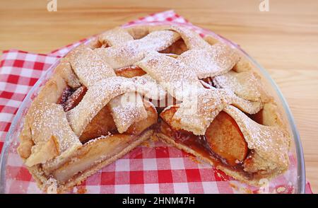 Nahaufnahme der Textur der köstlichen hausgemachten Apfelkuchen-Füllung in der Glasbackschüssel Stockfoto