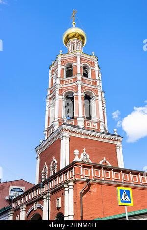 Glockenturm im Kloster Vysokopetrovsky in Moskau Stockfoto