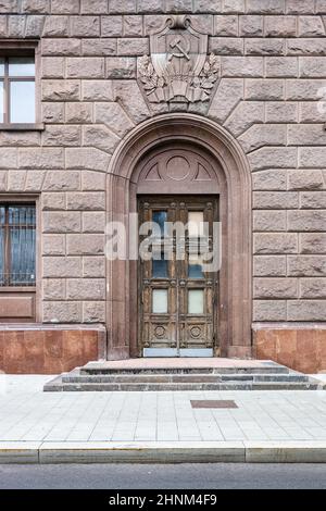 Eingang zum alten Appartementhaus mit Granitfliesen Stockfoto