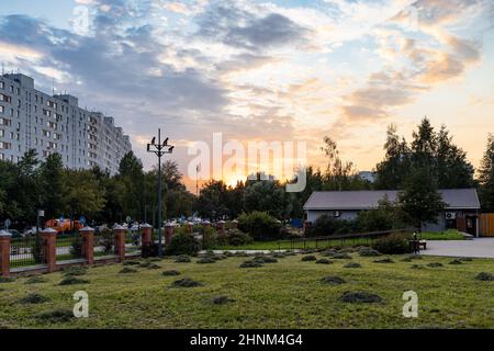 Sonnenuntergang in der Stadt am Sommerabend Stockfoto