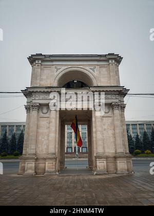 Nahaufnahme des Triumphbogens vor dem Regierungsgebäude, Chisinau, Moldawien. Historische Wahrzeichen der Hauptstadt Stockfoto