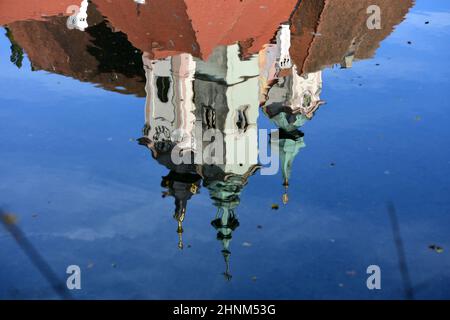 Häuser in Steyr spiegeln sich im Fluss Steyr, Österreich, Europa - Häuser in Steyr spiegeln sich im Fluss Steyr, Österreich, Europa Stockfoto