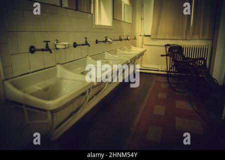 Altes Keramikbecken Stockfoto