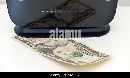 erhöhung der Internet-Nutzungsgebühr, Modem und 10 US-Dollar daneben, Stockfoto