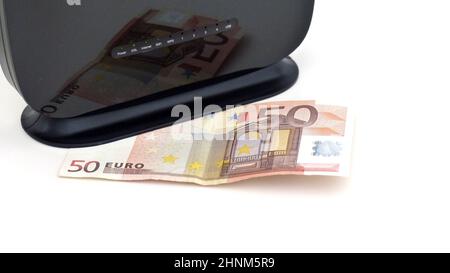 Erhöhung der Internet-Nutzungsgebühr während des 19. Covid-Zeitraums stehen Modem und 50 Euro daneben, Stockfoto