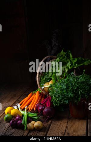 Korb mit versch. gemüse: rote beete und karotte Stockfoto