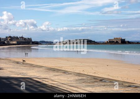 Strand des berühmten Ferienortes Saint Malo in der Bretagne, Frankreich Stockfoto