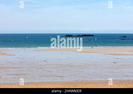 Windsurfer surfen am Strand in Saint Malo. Bretagne, Frankreich Stockfoto