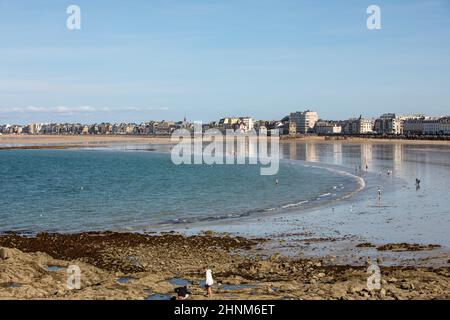 Strand des berühmten Ferienortes Saint Malo in der Bretagne, Frankreich Stockfoto