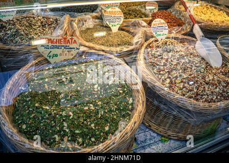 Körbe mit Gewürzen im Marktstand Stockfoto