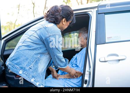 Hilfe und Unterstützung asiatische ältere oder ältere alte Dame Frau Patientin zu ihrem Auto zu bekommen, gesund starke medizinische Konzept. Stockfoto
