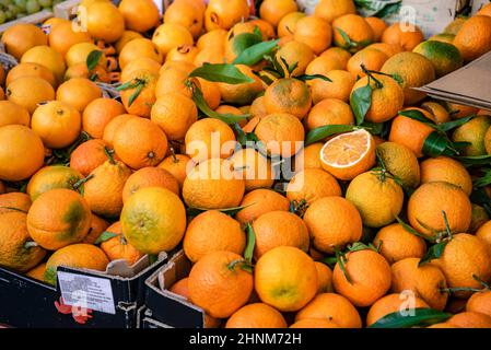 Kiste mit Orangen auf dem Markt Stockfoto