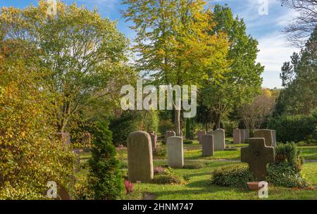 Friedhof an einem sonnigen Herbsttag Stockfoto