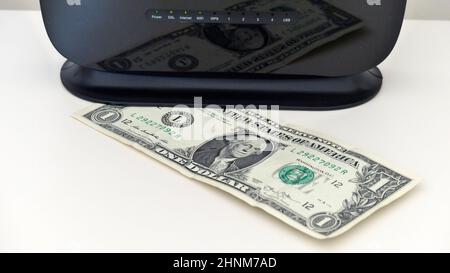 rabatt auf die internetnutzung, günstiges Internet, Modem und 1 Dollar daneben, Stockfoto