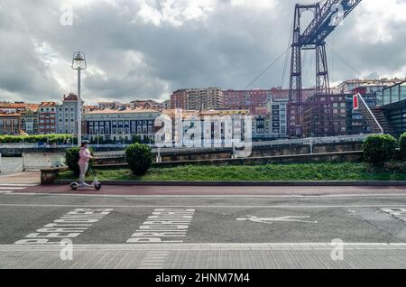 GETXO, SPANIEN - 7. JULI 2021: Blick von Getxo, Spanien: Die berühmte Vizcaya-Brücke aus dem Jahr 1893, die von der UNESCO zum Weltkulturerbe erklärt wurde, und die Stadt Portugalete im Hintergrund Stockfoto