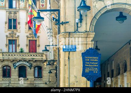 PORTUGALETE, SPANIEN - 7. JULI 2021: Zweisprachiges Schild auf Spanisch und Baskisch, das den Eingang zu den Fußgängerzonen des historischen Zentrums von Portugalete, Baskenland, Spanien anzeigt Stockfoto
