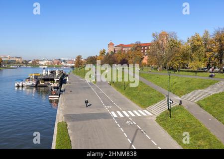 Boulevards am Fluss Wisla, Königsschloss Wawel unter Bäumen in Herbstfarben, Krakau, Polen Stockfoto