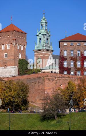 Krakau, Polen - 25. Oktober 2021 : Königliches Schloss Wawel, Blick von der Seite des Flusses Wisla an einem sonnigen Herbsttag Stockfoto