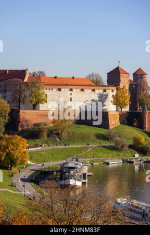 Wawel Königsschloss, Blick von der Seite des Flusses Wisla an einem Herbsttag, Lastkähne und Restaurants, Krakau, Polen Stockfoto