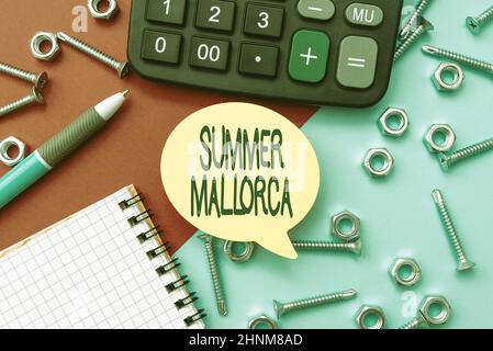 Schriftlich Anzeige Text Sommer Mallorca, Word für die Feiertage in den Balearen von Spanien berechnet Pläne für Reparaturen und Wartung Stockfoto