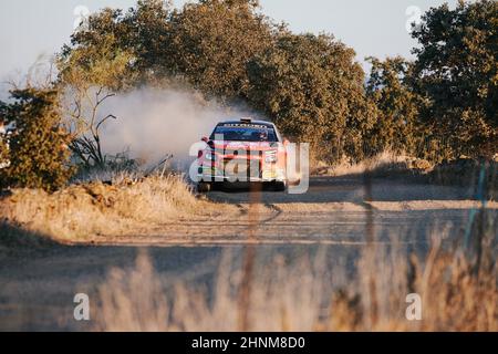 Pozoblanco, Cordoba, Spanien-23. oktober 2021: Rallye-Autos in vollem Wettbewerb durch die erste Etappe Stockfoto