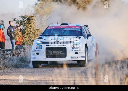 Pozoblanco, Cordoba, Spanien-23. oktober 2021: Rallye-Autos in vollem Wettbewerb durch die erste Etappe Stockfoto