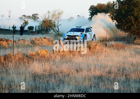 Pozoblanco, Cordoba, Spanien-23. oktober 2021: Rallye-Autos in vollem Wettbewerb durch die erste Etappe Stockfoto