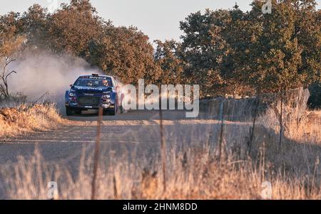 Pozoblanco, Cordoba, Spanien-23. oktober 2021: Rallye-Autos in vollem Wettbewerb durch die erste Etappe Stockfoto