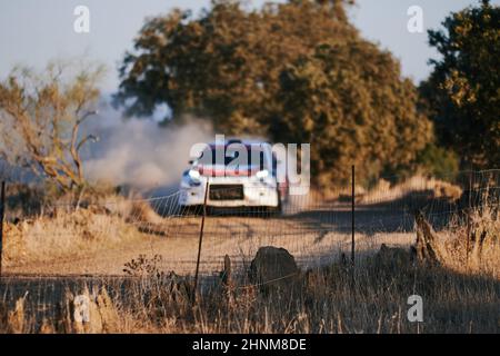 Pozoblanco, Cordoba, Spanien-23. oktober 2021: Rallye-Autos in vollem Wettbewerb durch die erste Etappe Stockfoto