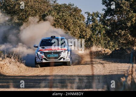 Pozoblanco, Cordoba, Spanien-23. oktober 2021: Rallye-Autos in vollem Wettbewerb durch die erste Etappe Stockfoto